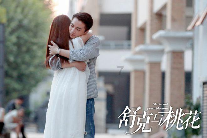 84岁“铁梅”刘长瑜生日派对现场曝光,吹蜡烛时,丈夫帮着一起吹