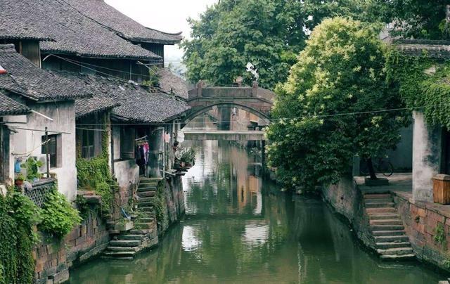 春运首日,高速公路上来了暖心的联合护航